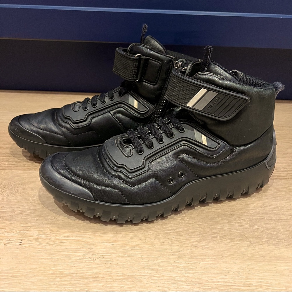 Auth PRADA Leather high top sneakers. Black. Men's size 8. Velcro strap.